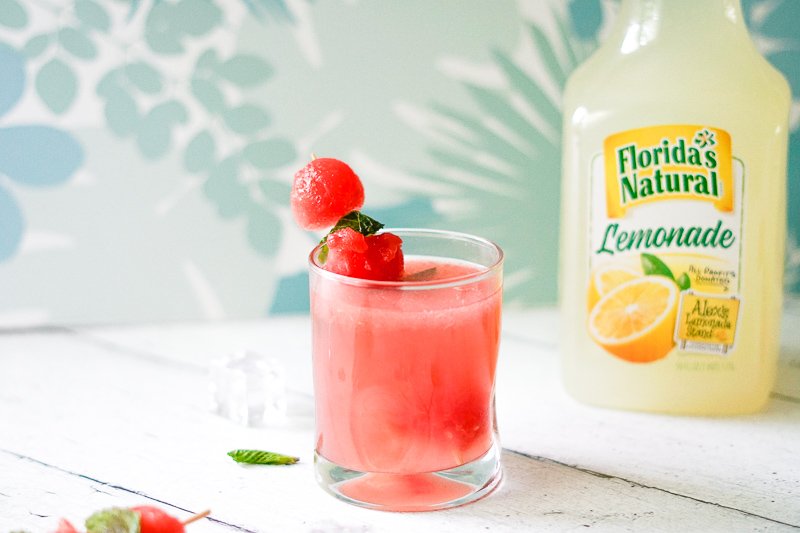 LifeandKidsBlog's tweet photo. You are going to become obsessed with these @FloridasNatural Lemonade + Watermelon Sparkling Coolers served with Watermelon and Mint Kabobs. The perfect combo of fizzy refreshment. Grab the full recipe here. #ad #FloridasNatural https://t.co/oy8o928nTX https://t.co/XECo45ooFR