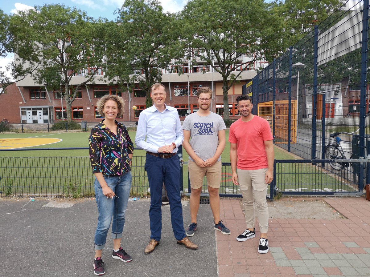 Raadslid <a href="/jwijmenga/">Jan Wijmenga</a> en fractiemedewerker @Pim_Steenbergen op bezoek in de wijk Zuidwest. Collega @SU_Merel en ik hebben de mannen bijgepraat over ons werk als beweegmakelaar bij <a href="/Sport_Utrecht/">SportUtrecht</a> en namen een kijkje bij de volleyballes van <a href="/vvutrecht/">VV Utrecht</a>
