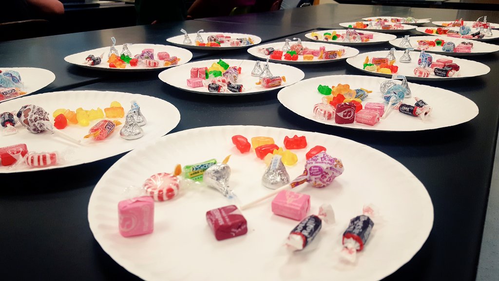 lauraf422's tweet image. Day 2 @PineRidgeHS for #jumpstartbio2019. Classification with candy and then fish! A little harder than we thought🤔! Still debating over Haddock and Cod🐟! #vcssummer @VCSscience