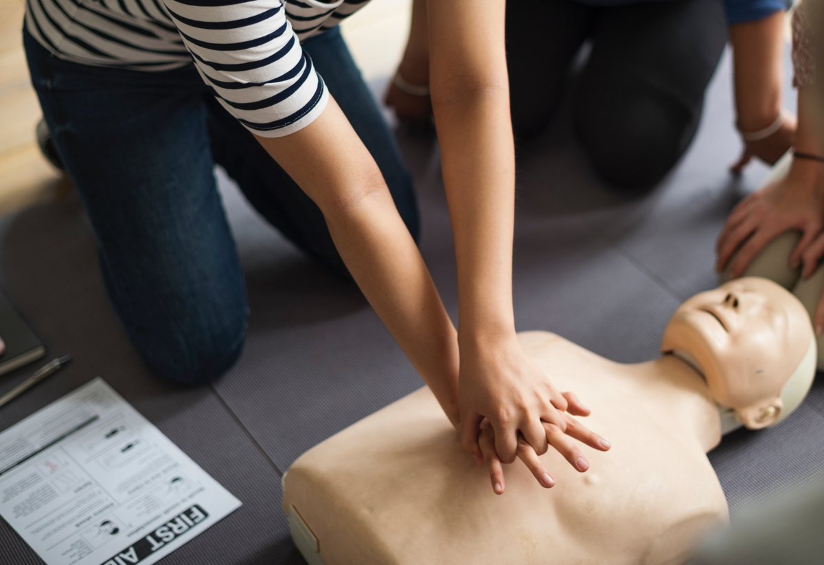 HAF_2011's tweet photo. CPR saves lives, buying time to circulate oxygen-filled blood to feed the body’s cells with life nutrients. It takes an average of 7-minutes for emergency medical services to arrive.  Are you and your staff trained? #CPR #riskmanagement #EmployeeEngagement  #employees #health https://t.co/2zPzRmrKJo