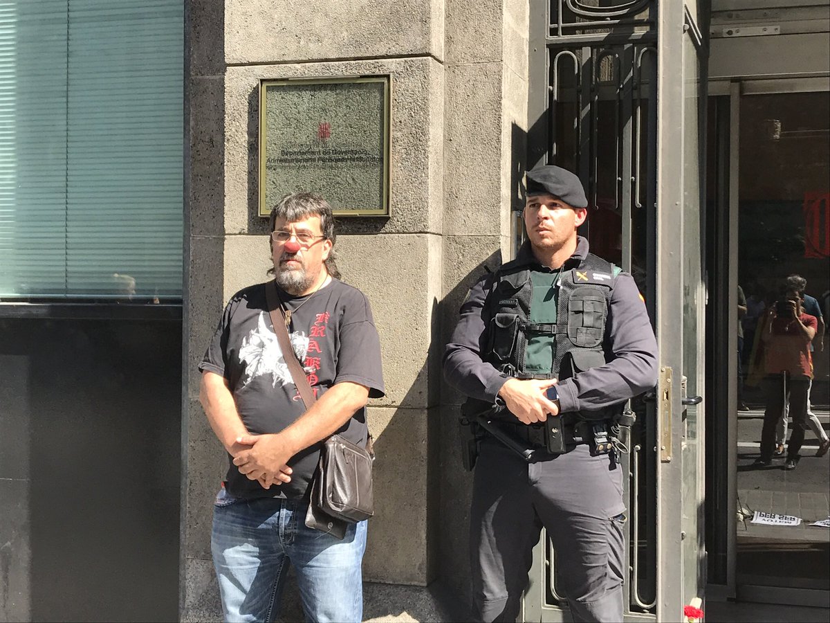 Pesacapsada's tweet photo. Quina es la diferencia entre un país demòcrata i un país repressiu? #HoTornaremAFer https://t.co/Tzz0lMYoeM
