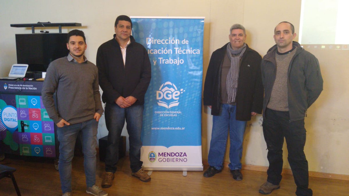 CarlosDaparo's tweet photo. Hoy se realiza en Gral. Alvear una capacitación para CCT,  en donde participan  60 docentes en la utilización de Arduinos con el fin de ingresar al espacio ABP (Aprendizaje Basado en Problemas) https://t.co/pvGbV71dzD