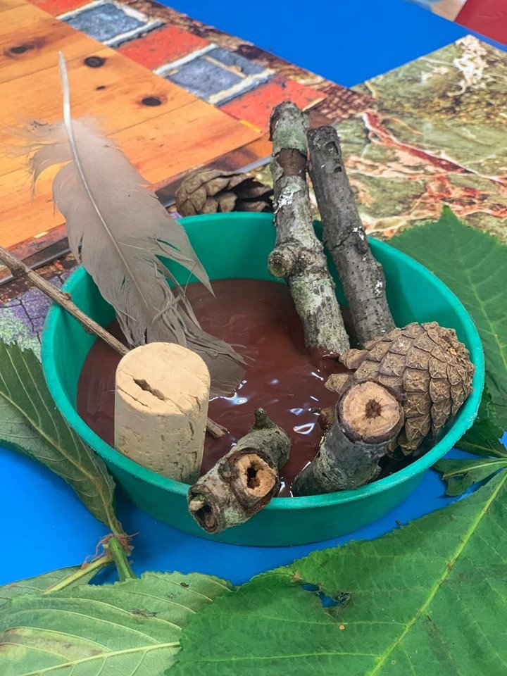 DBNurseries's tweet photo. The pre-school children at our Amersham Chiltern Avenue site went on a nature walk last week and today are using the items they found to make marks. #earlyyears #eyfs #learningthroughplay https://t.co/k0xefUSIZw