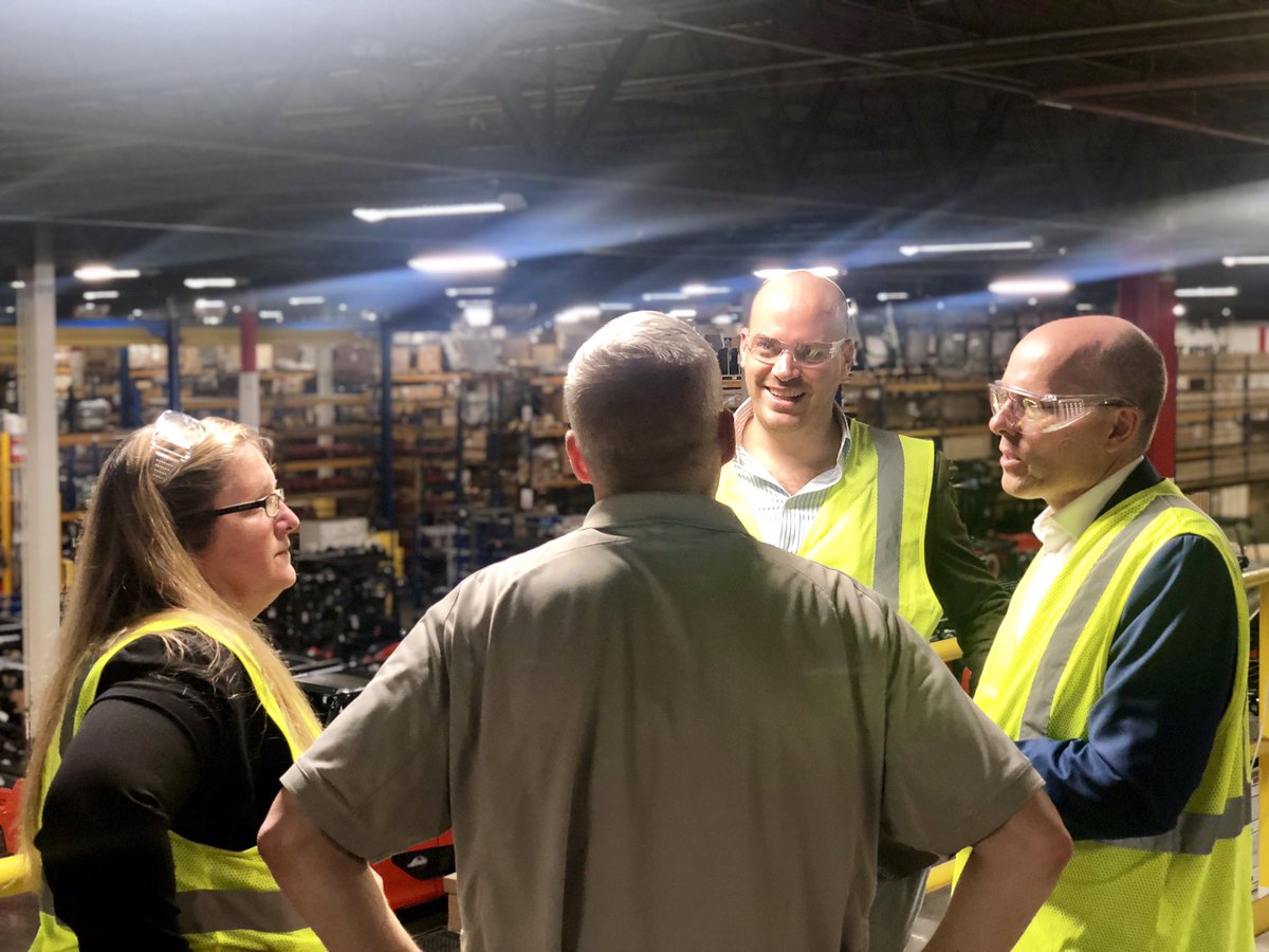RGIT_USA's tweet photo. German companies support almost 300,000 #jobs in US #manufacturing and are the 2nd largest job creators among foreign investors in this sector. Glad to visit @KION_NA manufacturing facility in Summerville, SC with @Peter_Beyer and @GACCSouth. #GermanBusinessMatters #PartnerUSA https://t.co/IxbmH82CoU