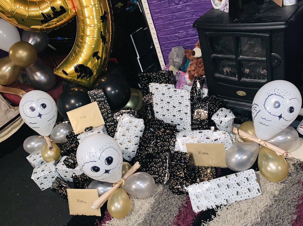 Queen_Ink_ite's tweet photo. @MissJull1 Ziggys Birthday cake &amp; owls delivered his presents x https://t.co/4ums3T6dpm