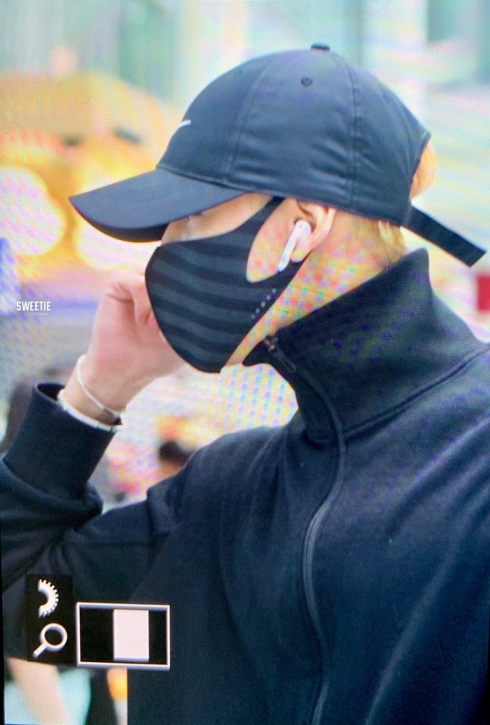 sweetie_bam's tweet photo. 190702 YYZ @BamBam1A 
뱀이 얼굴이 천재인데 안보여...🥺🥺🥺🥺
#뱀뱀 #Bambam #갓세븐  #GOT7 https://t.co/Iqx8xAoRIK