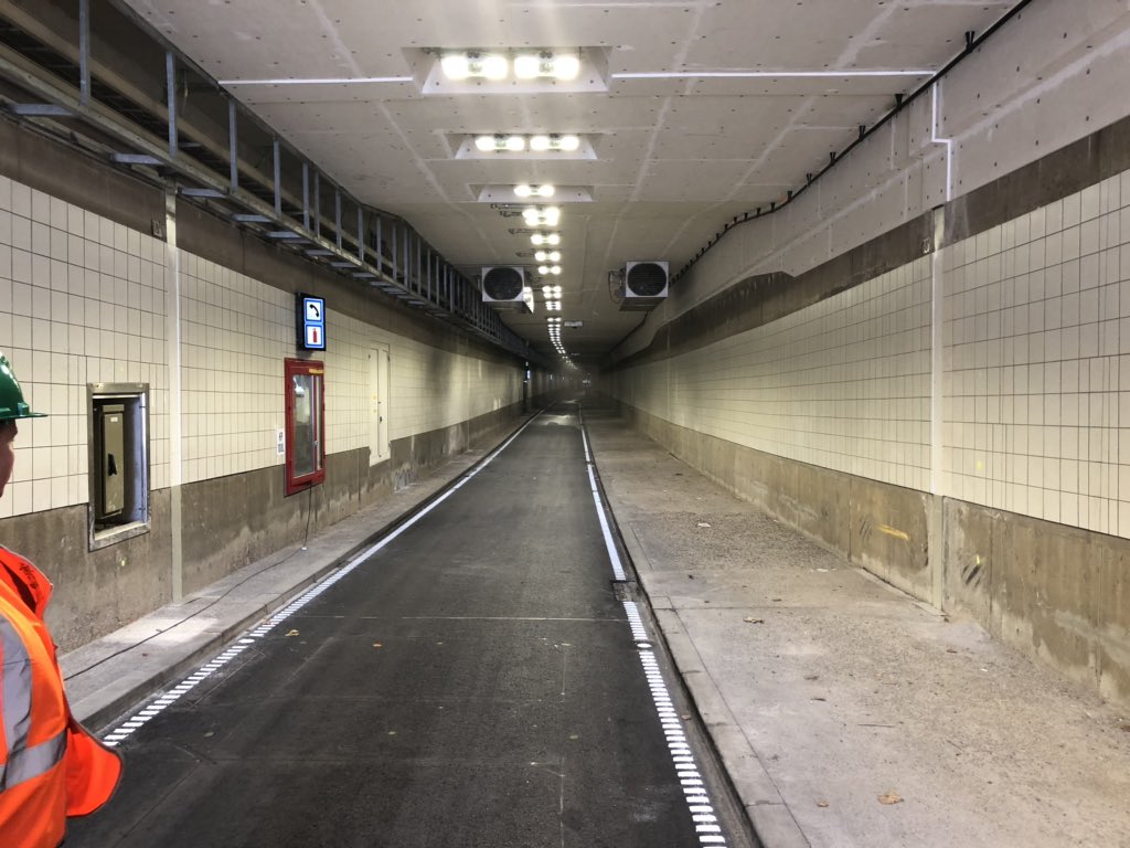 Vandaag kregen de hulpdiensten uitleg over tunnelveiligheid in relatie tot de renovatie van de Koningstunnel in Den Haag, er is al hard gewerkt om extra voorzieningen te realiseren. <a href="/GHOR_HGL/">GHOR Haaglanden</a> <a href="/GemeenteDenHaag/">Gemeente Den Haag</a> #Vakbekwaamheid #OperationeleVoorbereiding