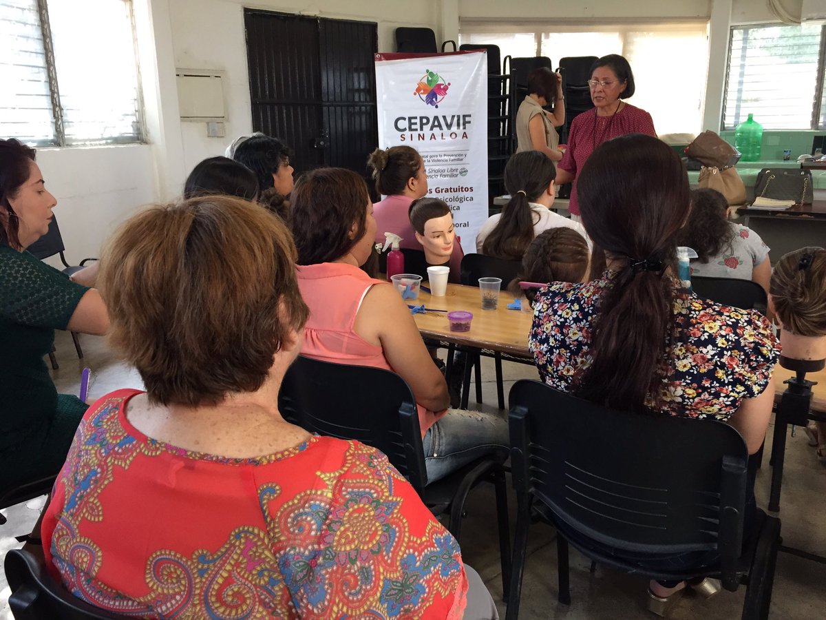 cepavif's tweet photo. Seguimos trabajando. Hoy con alumnas de ICATSIN en la colonia Lázaro Cárdenas en Culiacán platicando acerca de cómo prevenir la violencia en el hogar. @QuirinoOC  @sggsinaloa @sinaloagobmx #PuroSinaloa https://t.co/OSF489yqEo