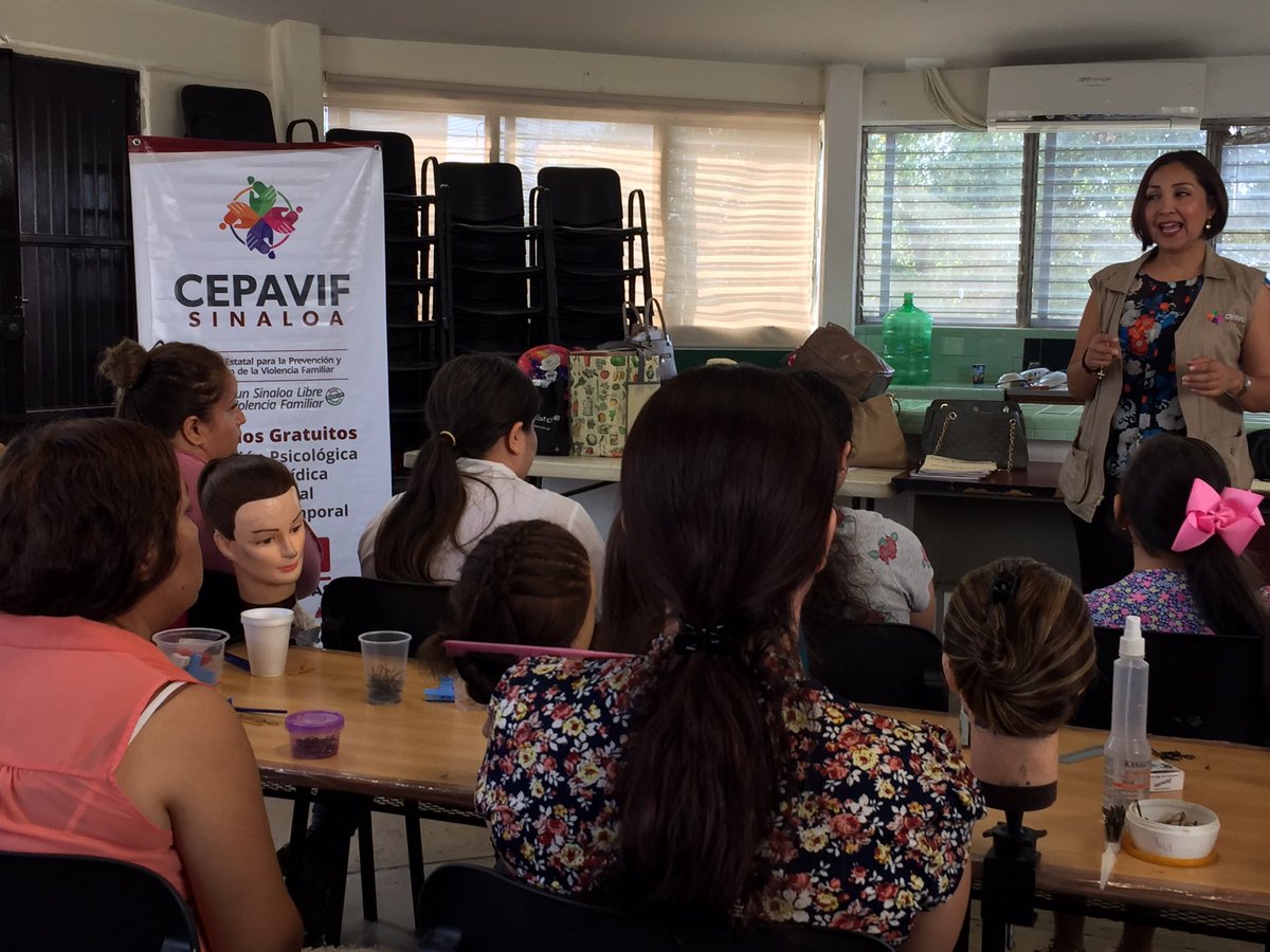 cepavif's tweet photo. Seguimos trabajando. Hoy con alumnas de ICATSIN en la colonia Lázaro Cárdenas en Culiacán platicando acerca de cómo prevenir la violencia en el hogar. @QuirinoOC  @sggsinaloa @sinaloagobmx #PuroSinaloa https://t.co/OSF489yqEo