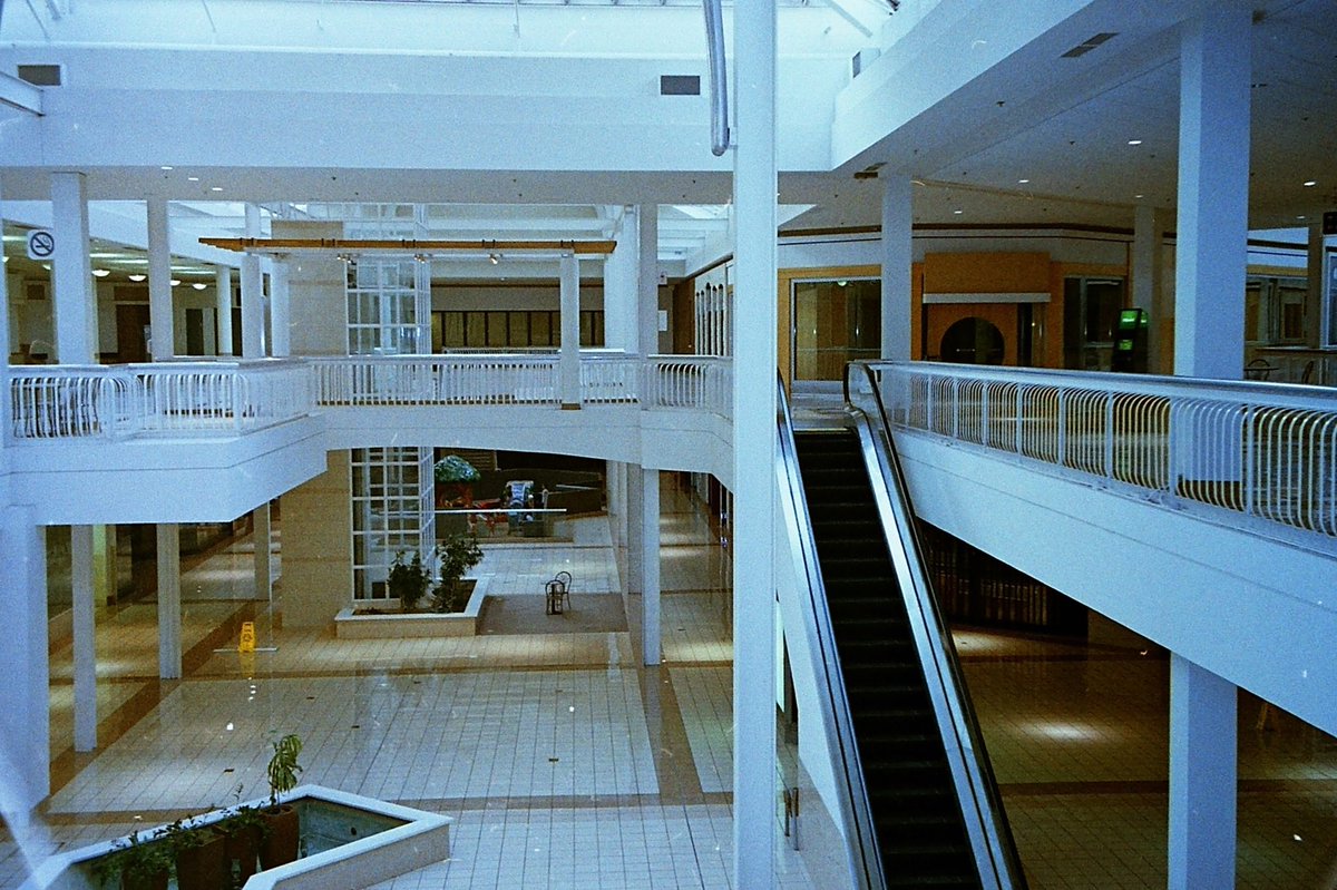 shrinky_dink's tweet photo. Collin Creek Mall when it was built in 1981 &amp; in 2019 a month before its demolition https://t.co/6kudodcke1