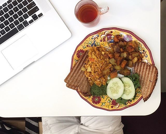 #Homemade chef alert when in the wilderness (#FIP 😝): #vegan chorizo, sweet potato toast, broccoli, cucumber &amp; licorice root tea 👨‍🍳 No rest for the wicked 💻 #FireIsland #HomeChef #EarlyBird ift.tt/2XgECbv