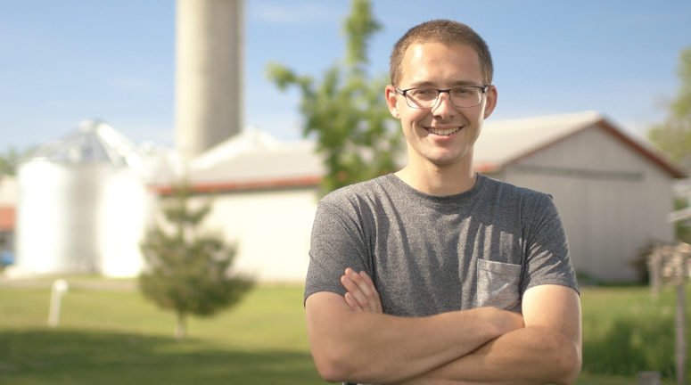Alexandre travaille sur la ferme familiale avec ses parents et prévoit prendre la relève dans
quelques années. Il se décrit comme un personnage au langage coloré. Il est également un gars honnête, franc, fiable et très terre-à-terre : bit.ly/2JirOMJ

#adlpre