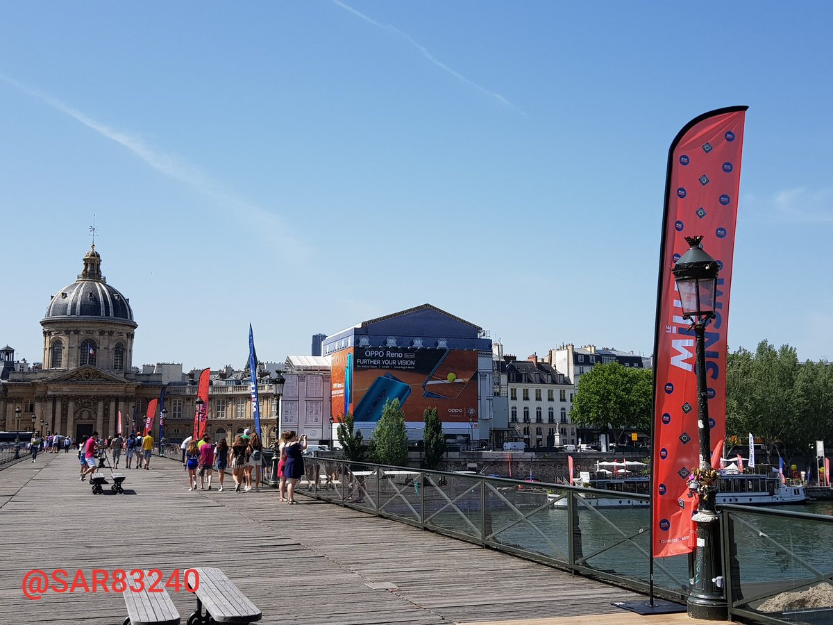 SAR83240's tweet photo. [Rétrospective]
Le #PontDesArts aux couleurs du #MilleSNSM pour le #PaddleTrophy des #SauveteursEnMer de la #SNSM https://t.co/Bm9al6jFCk