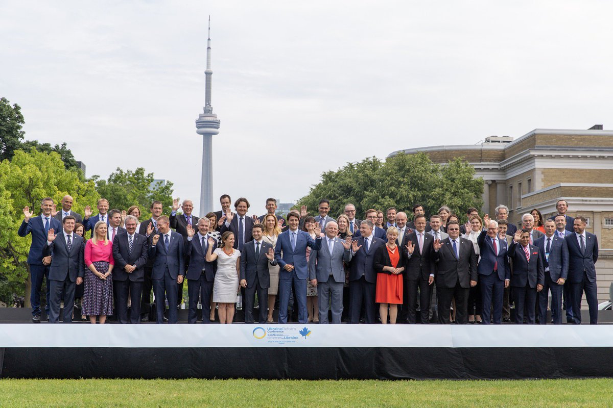 CanadaFP's tweet image. Prime Minister Trudeau, #Ukraine’s President Zelenskyy and Minister Freeland join participants from around the world in #Toronto for a family photo at #URC2019 in #Toronto. #UkraineReformConference #MakingReformsHappen