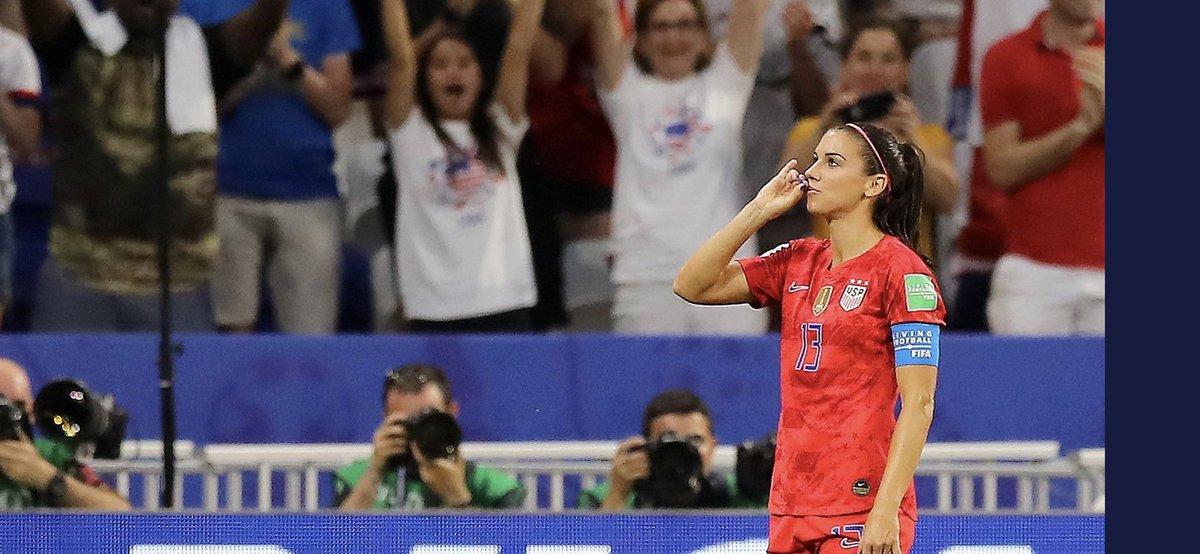 Alex Morgan celebra su gol 'tomando el té'.