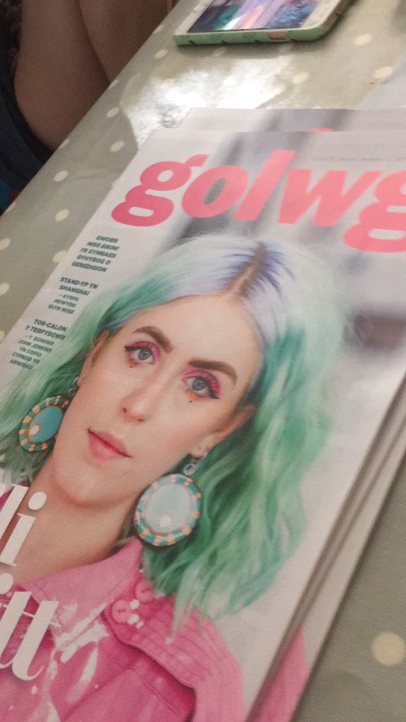 Pwy sydd ar clawr Golwg heddiw tybed? #proudmummoment <a href="/foundationUWTSD/">Foundation Art</a> <a href="/DiliPitt/">Dili Pitt</a>