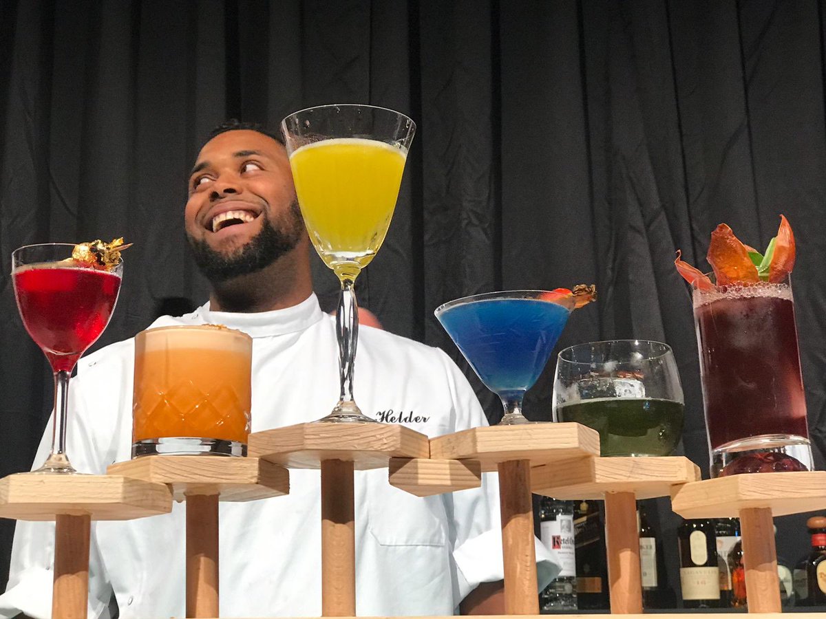 serious_bee's tweet photo. #helder #ketelone @worldclass #schiedam #beeserious #bartender #lhbt
De laatste opdracht: maak 6 cocktails in 7 minuten! Helder maakte onder luid gejuich van het publiek 6 drankjes in de LHBT-vlag. Gepresenteerd op een tableau van honingraten https://t.co/CIAEf8Q6xX