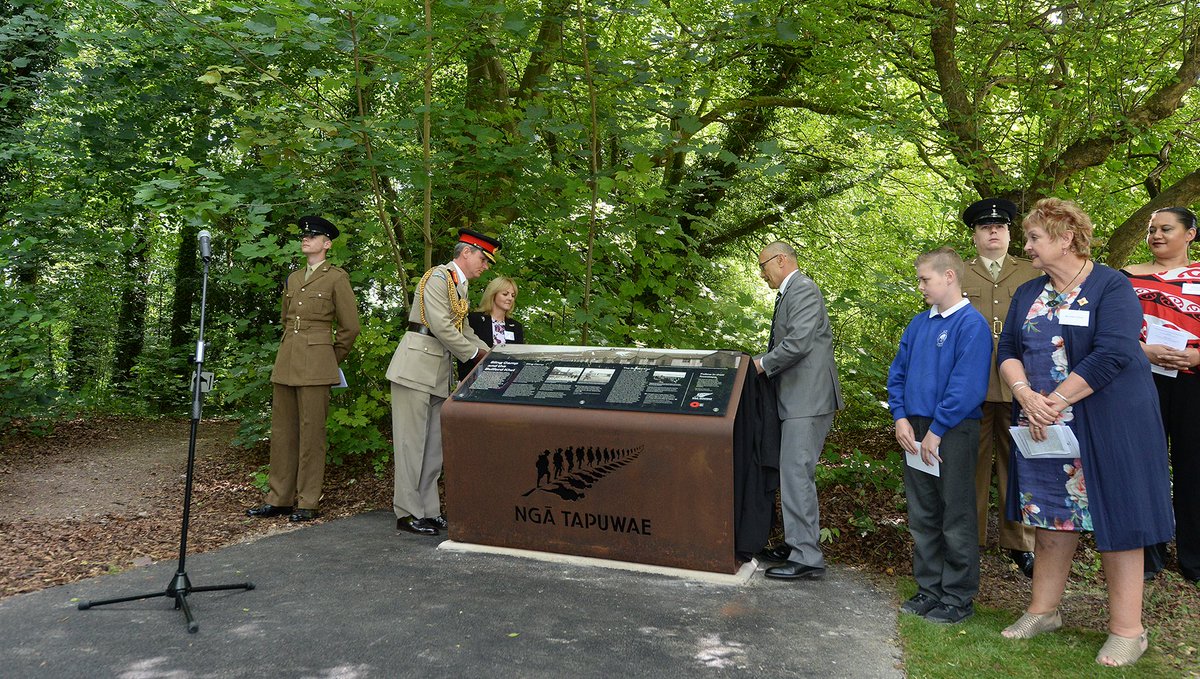 Lovell_SP's tweet photo. 100 years ago on June 28, the chalk Kiwi was carved on Beacon Hill. To commemorate a service was held to remember the New Zealanders based at Sling Camp in Bulford during WWI. As part of the service a new heritage panel, the Ngā Tapuwae sign, was proudly installed by @Lovell_SP . https://t.co/NF7GnsXvlv