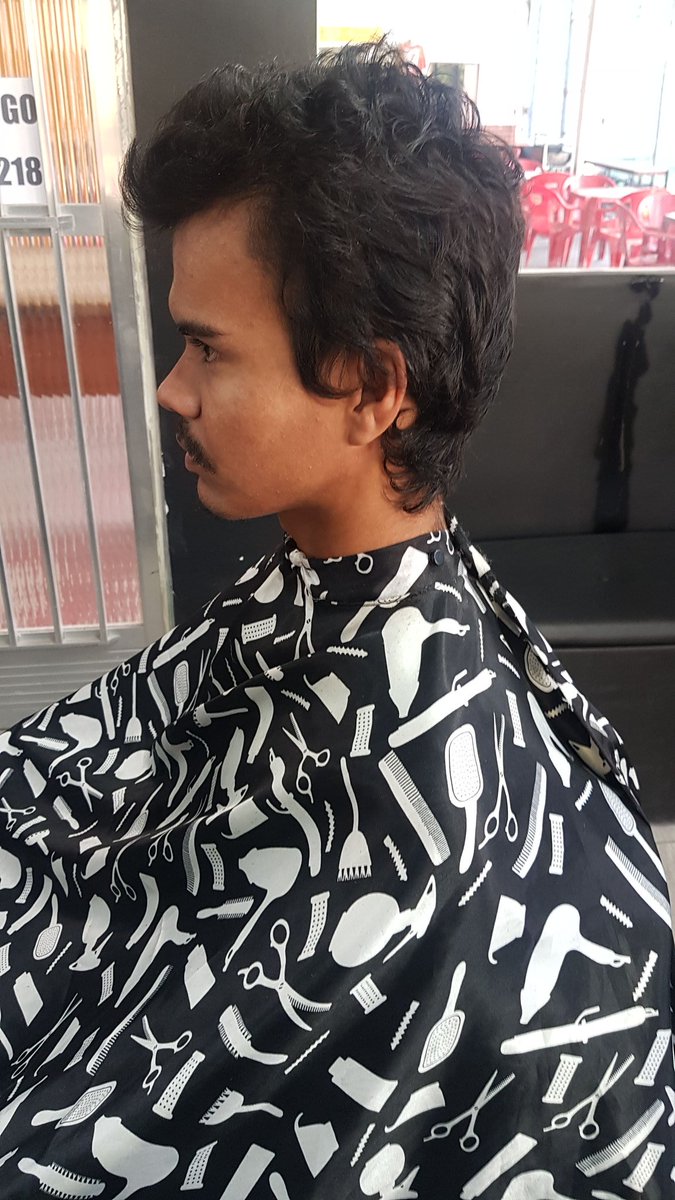 cantorjuninhofc's tweet image. Esse é Erick, conheci ele aqui no clube onde tenho minha barbearia. Ele é especial, toda segunda no dia do meu futebol, ele está lá com a galera n querendo se aproximar,
falei p ele vir cortar o cabelo, disse q era de graça e ele ficou todo feliz.
Quem puder da RT pra divulgar.