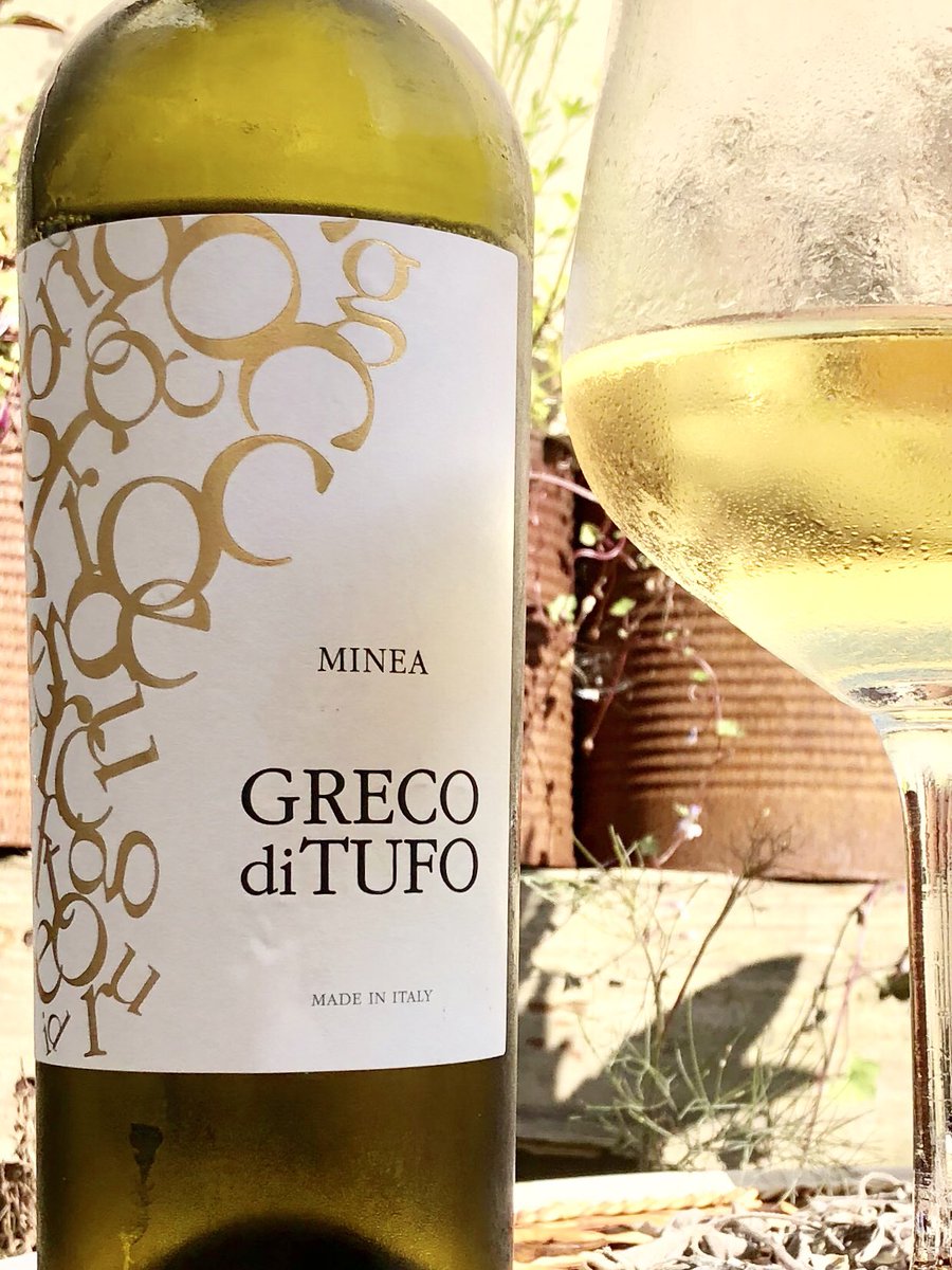 ‘Minea’ #grecoditufo ‘17 Pale gold colour Nose: conference pear, lily, baked apricot, slight honey - not a whole lot different to a #chenin Palate: astringent minerality & abundant ripe stone fruit, balancing celery & sour lime pith. Very pleasing for the #rrp #winesofitaly