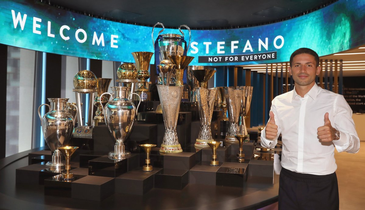 Inter_es's tweet photo. 📸 | FOTOS

🏢 @stefanosensi12 en nuestro HQ ⚫🔵 

#BienvenidoStefano 🇮🇹
#NotForEveryone
#FCIM https://t.co/vUatvWKg4I
