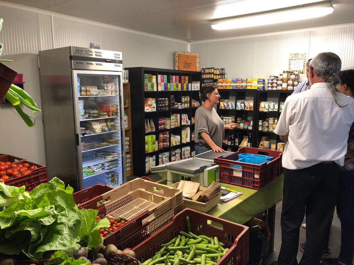 LydieBernard85's tweet photo. Rencontre sur l’île d’#Yeu avec le réseau agricole des îles atlantiques, qui rassemble des #agriculteurs afin d’alimenter une réflexion et une action globales sur l’avenir de l’agriculture en territoire #insulaire #LaBergerie #LaFermeDEmilie https://t.co/Zq8fAdMYYD
