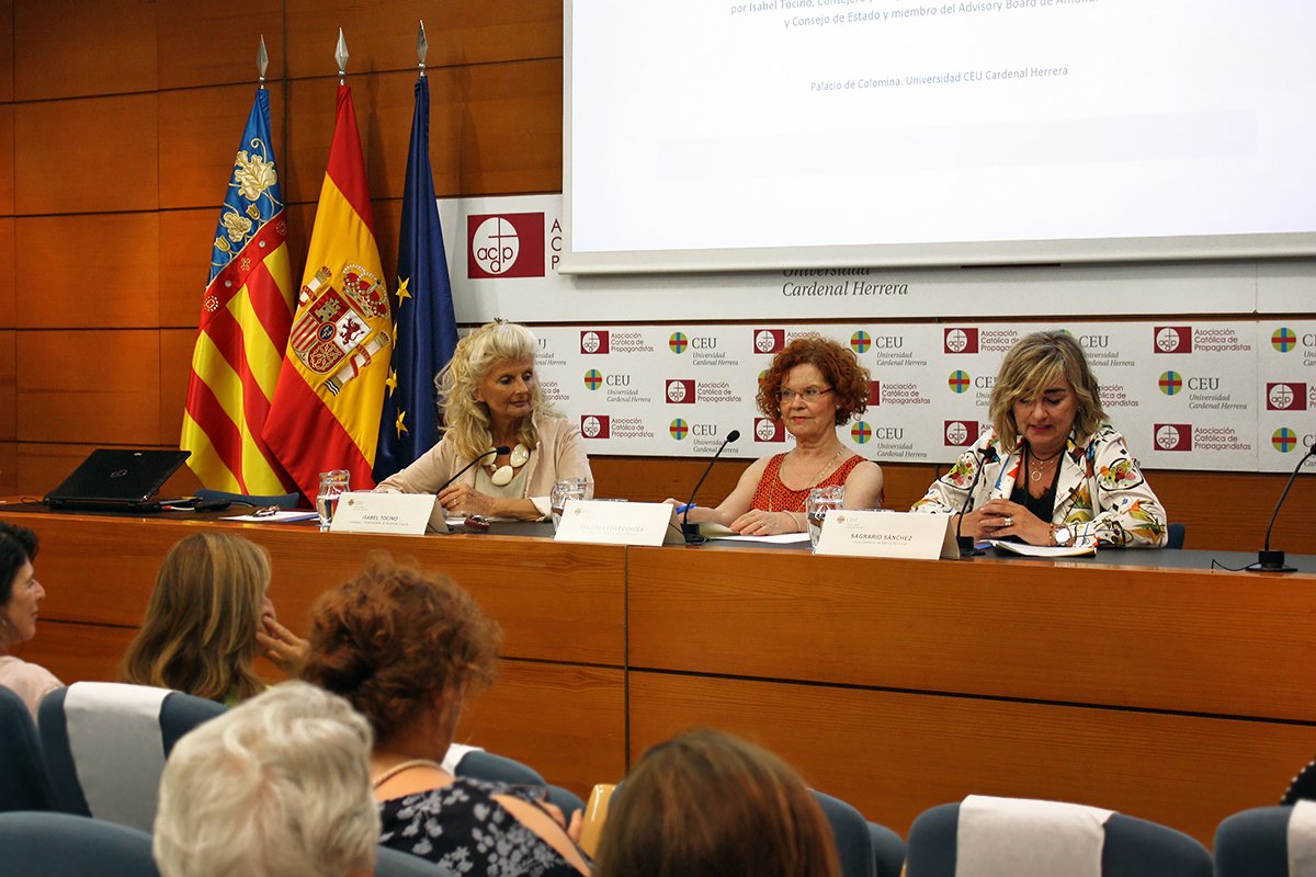 MarcaPersonalVa's tweet photo. Isabel Tocino, Consejera y Vicepresidenta de SANTANDER España, ENAGÁS, ENCE y Consejo de Estado y miembro del Advisory Board de Amundi, durante su ponencia 'Liderazgo transformador para el siglo XXI' en la tercera y última sesión del IV Foro @MarcaPersonalVa #Excelencia https://t.co/CWRCyxrxMw