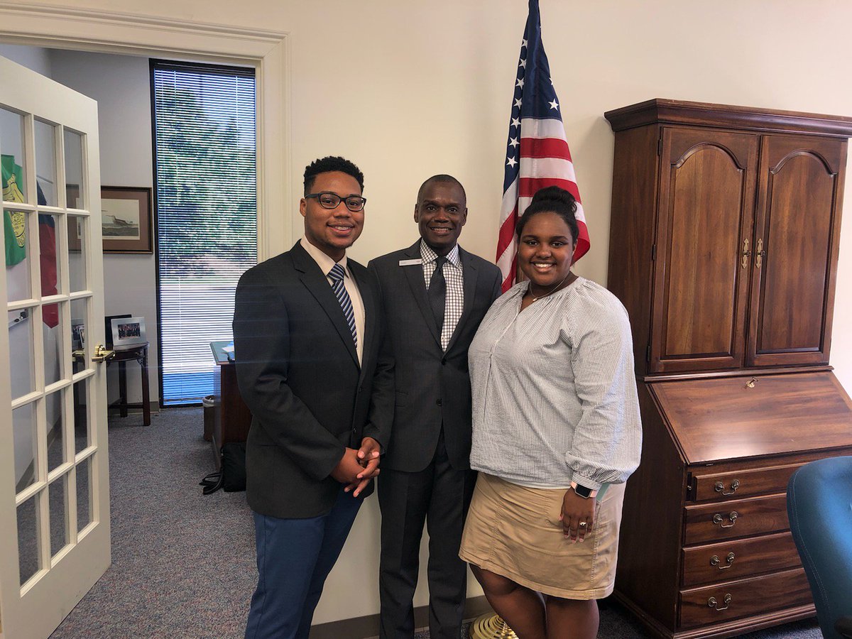 ZarrieaC's tweet photo. "You don't need a million dollars to make a million dollars." #WiseWords from Andre Woodard, Financial Center Manager of Evans' @BankofAmerica location.
We toured his branch and learned how #BofA gives clients the #powerto achieve their #goals. #BofAStudentLeaders #Students2Work https://t.co/09CoZU7t9L