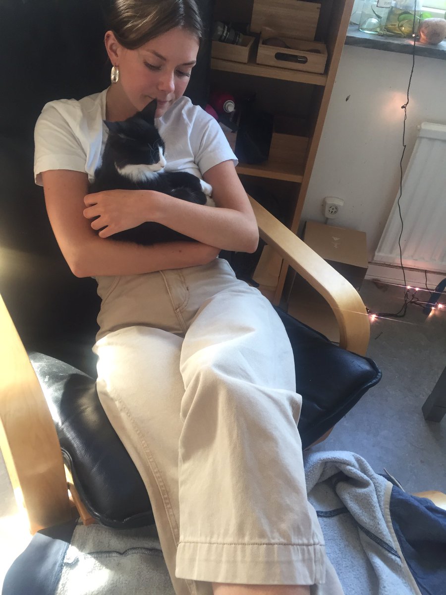 Göteborgstwitter!!! Det här är min dotter Fanny, 23. 1000% välartad, trevlig, ordentlig &amp; ambitiös. Hon letar lägenhet ihop med sin kompis Evelina, maxhyra 10000 i #gbgftw. Hon har bott hemifrån i flera år, och pluggar till lärare &amp; jobbar extra. Katt för uppmärksamhet. RT=❤️
