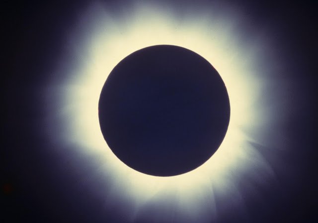 BlakePlanet's tweet image. Watch today's Total Solar Eclipse from Cerro Tololo Observatory in Chile broadcasted by the Exploratorium. Coverage begins at 4:00 PM (EDT).

ow.ly/hjzS50uRW3S