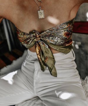 Female_Outfit's tweet photo. Silk scarves as bandeau tops https://t.co/YqdrribPCi