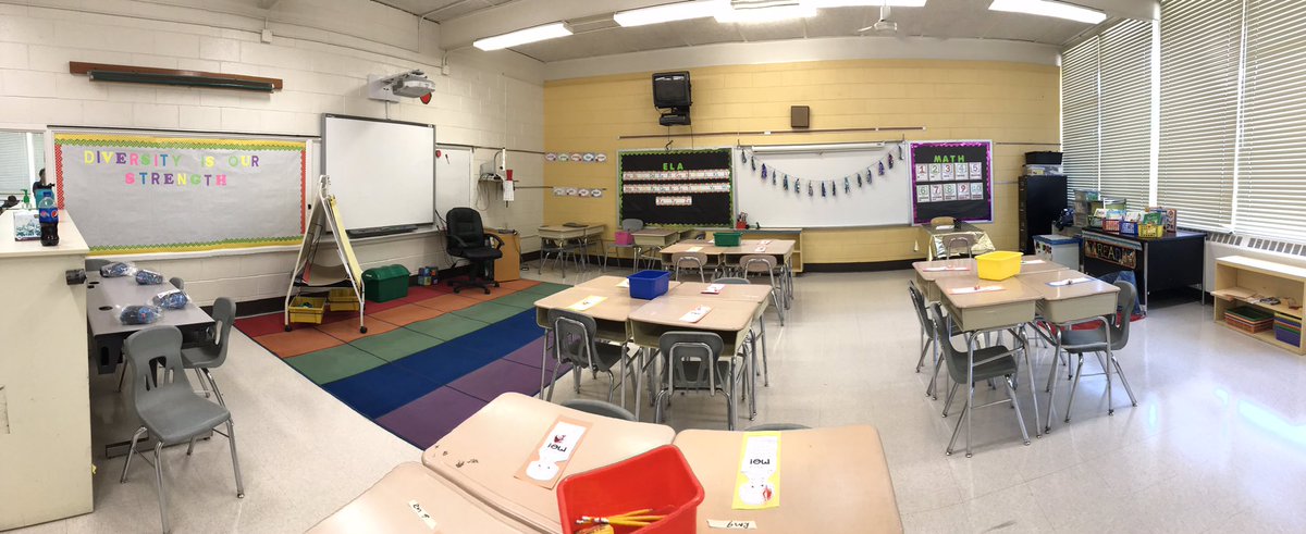 VeroLohay's tweet image. Our classroom is ready for our open house! Language camp ready to blast off! ##CMESRocketReaders #2019CCSRtacamp @CumberlandCoSch @NC_RtA