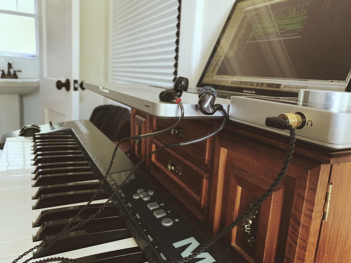 OscarPonceMusic's tweet photo. Bendito Dios por un Día mas De Vida 🙏🏼
Y mi Negrito Eleggua 👦🏿
por Mandarme más Trabajo de Producción musical, no estoy en Casa pero donde quiere que Ando me Pongo a Darle 🤘🏼🎼😬 #maudio #shure215 #MacBookPro #Logic9 #Exs24 #BandaSinaloense https://t.co/czxTVWLC4g