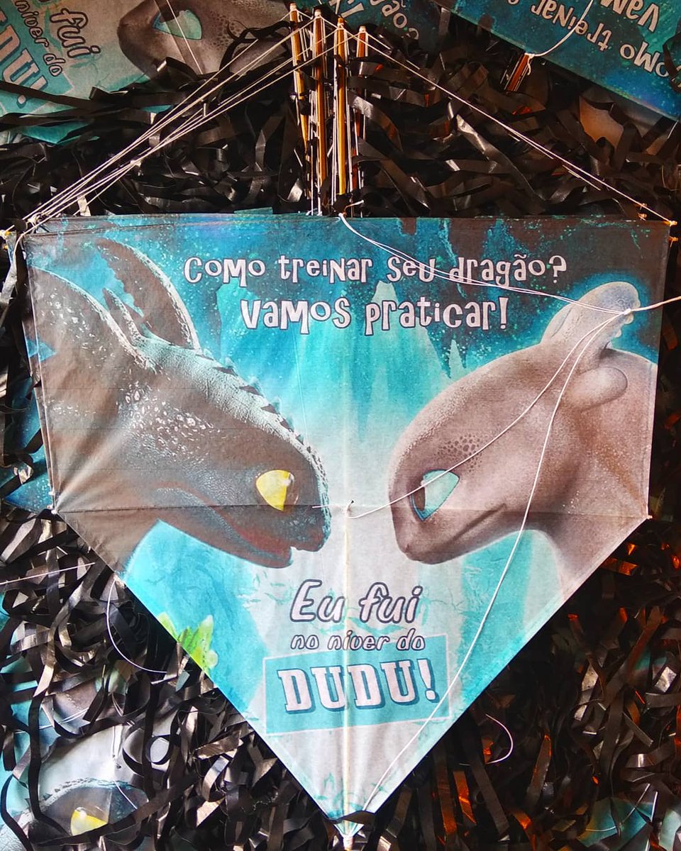 pipa_s's tweet photo. Eu não fui no aniversário do Dudu, mas nossas pipas foram!!! Feliz aniversário #Dudu !!! As #pipaspersonalizadas com o tema #ComoTreinarSeuDragao ficaram lindas #pipavoar #pipasbrinde #lembrancinhapipa #temapipa #festapipa #temadragao #eufui #pipapersonalizada #pipapersonalizado https://t.co/0P81dGdYkT
