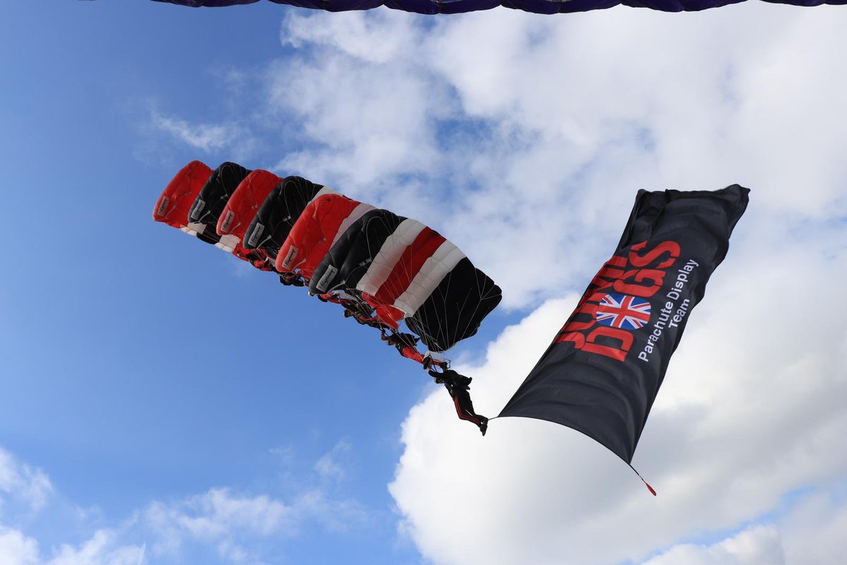 provencepr's tweet photo. Jump Dogs Parachute Team building a 6 stack with help from the @RedDevilsOnline cheers guys 😁😁#picoftheday #TuesdayMotivation https://t.co/Mt8UfDSg6T