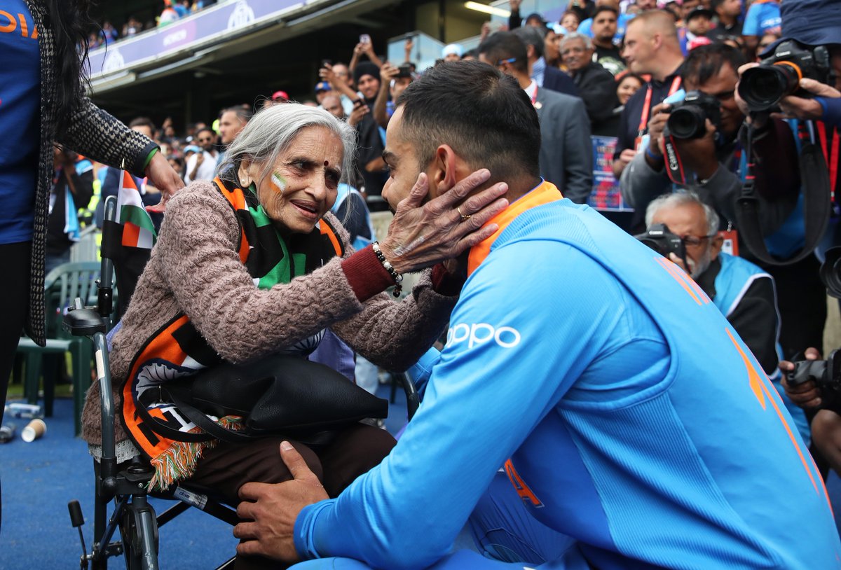 BCCI's tweet photo. 😇😇

One of #TeamIndia's passionate fans, Charulata Patel ji all smiles as she blesses @imVkohli for the remainder of the tournament. #CWC19 https://t.co/DQyEzt5dDH