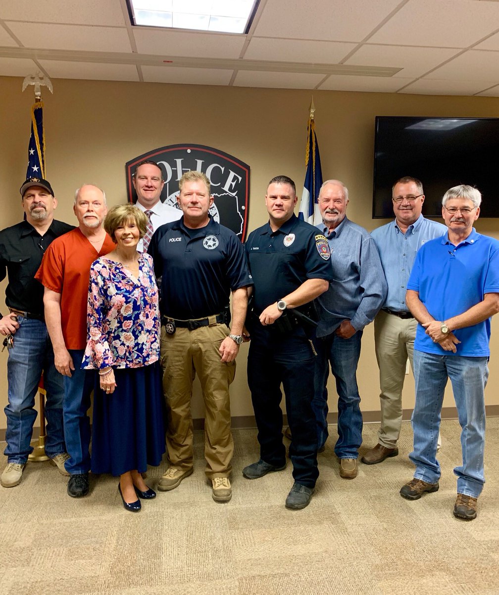 bpdfoundation's tweet photo. Great work deserves recognition and the Board honored several @BurlesonPolice Officers with a “Beyond Service” coin today. They caught drug dealers, burglars, thieves, and aggravated robbers. Great work BPD! https://t.co/mCjIQ80UZS
