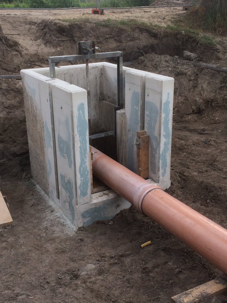 Mooi bezig met de renovatie van inlaat Hijken .  <a href="/Gerwers/">Gerwers</a> <a href="/WDODelta/">Waterschap Drents Overijsselse Delta</a>