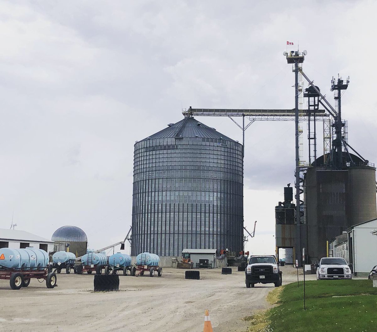 Country959's tweet photo. Do you like Kraft dinner and Whisky?? Jennifer at #AGRIS and her team provide grain and corn to Kraft and Hiram Walker (among other places). They do a lot of other stuff for the farming community too! Congrats on being our #CountryCrew! Enjoy your @freshii
🌽🌯🚜🌱👨🏻🌾👩🏼🌾 https://t.co/vAtNlYqINn