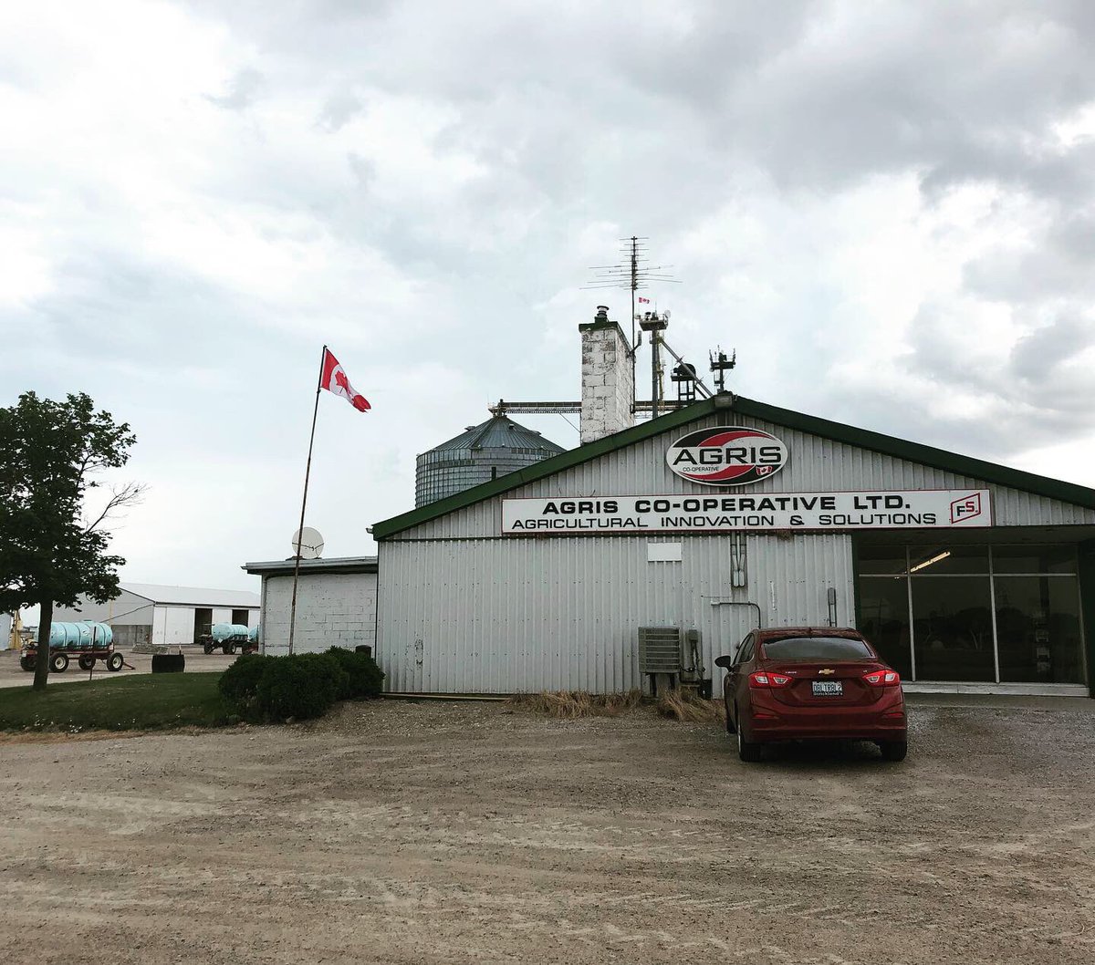 Country959's tweet photo. Do you like Kraft dinner and Whisky?? Jennifer at #AGRIS and her team provide grain and corn to Kraft and Hiram Walker (among other places). They do a lot of other stuff for the farming community too! Congrats on being our #CountryCrew! Enjoy your @freshii
🌽🌯🚜🌱👨🏻🌾👩🏼🌾 https://t.co/vAtNlYqINn