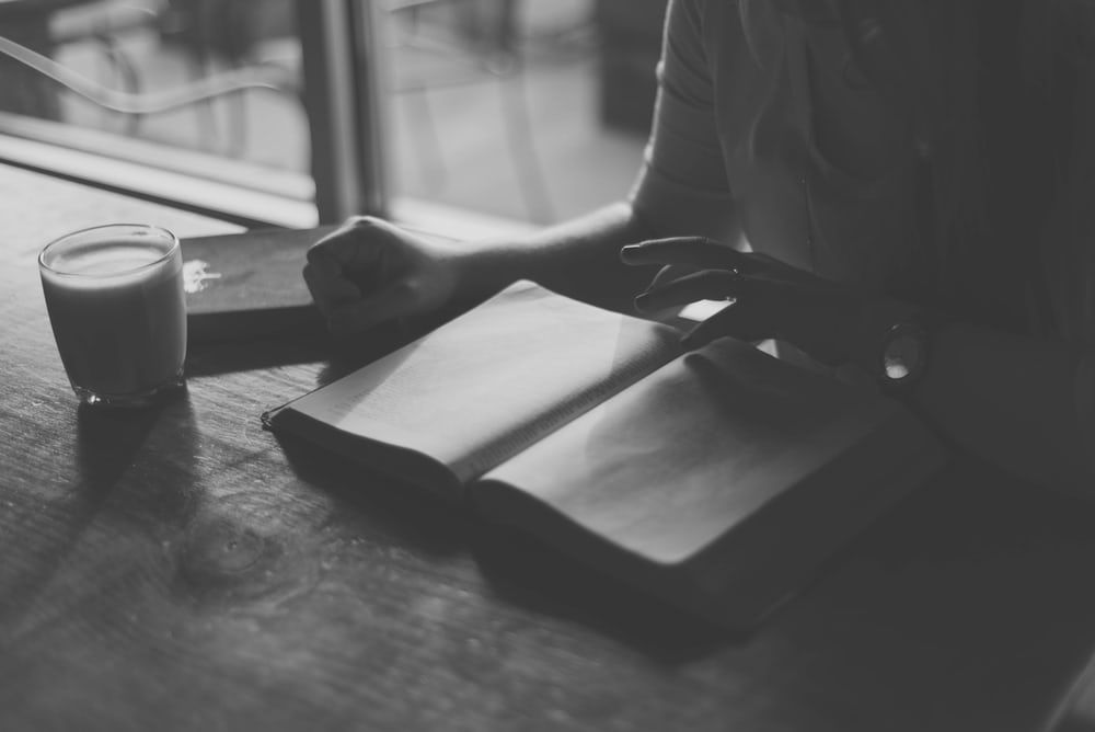 Reading memoir makes us better memoir writers. Here's a suggestion:
provisionalpenwriting.com/recommended-re…
