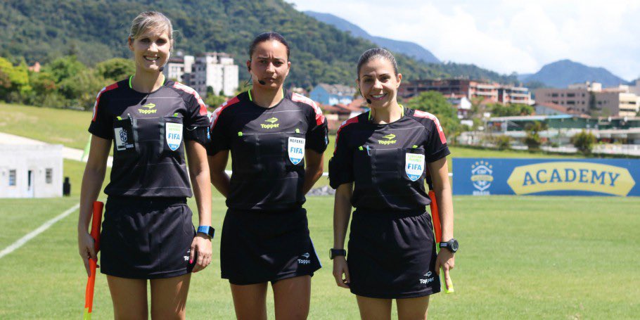 AEQSE's tweet photo. Já já tem Brasil em campo na Copa Feminina. Pela primeira vez na história um trio de arbitragem brasileiro apitará uma semifinal: #ENG x #USA
Estamos a postos torcendo para um excelente jogo de Edina, Tatiane e Neuza! #AEQSEnaCOPA #FIFAFWWC https://t.co/VePxPMnNne