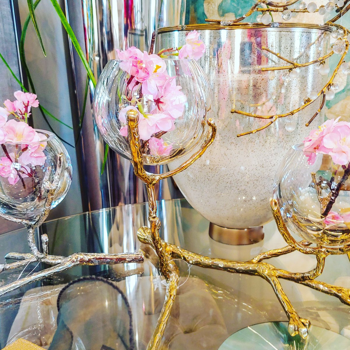 We love pieces like this that you can add your own creative spin to. What would you put in these elegant accent pieces?
#creativedesign #modernaccents #inspiredbynature #candleholders #vases #branches #glassaccents #centrepieceideas