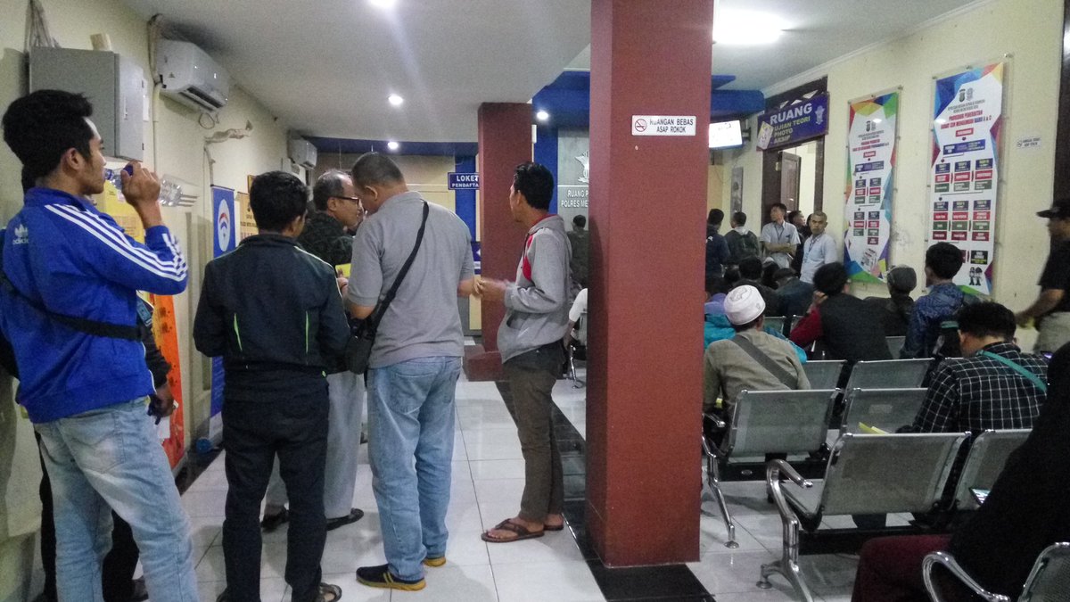 mind_neverlost's tweet photo. Perpanjangan SIM malam hari
Tiba Jam 21.45 - 02.10 selesai

Proses perpanjangan SIM C
- Cek kesehatan
- Isi formulir untuk perpanjang SIM C 
- Asuransi
- Foto diri
- Terima SIM

Sedangkan untuk pembuatan SIM baru di pagi hari 

#PerpanjanganSim
#PolresMetroBekasi https://t.co/xLLj0FAANi