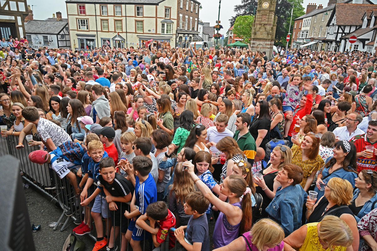 Daeth y nifer uchaf erioed i dop dre ddydd Sadwrn gan greu record newydd i'r ŵyl! Rŵan y cwestiwn ydi lle i roi pawb flwyddyn nesa! 😆

We broke a record on Saturday for the highest attended top of town event we've ever had with 3,000 people! 🤩