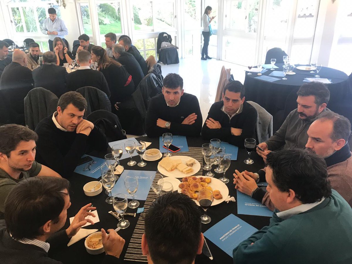 JuvSindicalNac's tweet photo. El cierre del encuentro de formación en #Salta, fue muy productivo alrededor de mesas de trabajo con representantes del #Estado y #Empresarios. Nuestra #JuventudSindical resaltó la urgencia de incluir a los #trabajadores en el diseño de políticas futuras de empleo y desarrollo. https://t.co/lUicT0N7t6