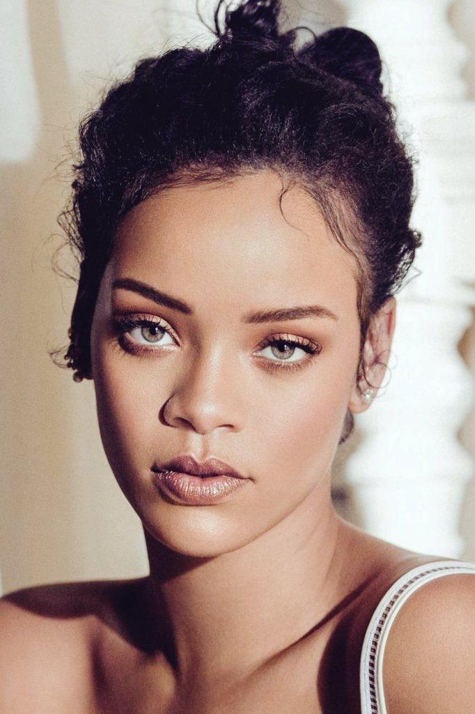 𓁴مظلم.

Me había dado por vencida. No sabía en quien confiar, así que diseñé un armazón que me mantenía lejos del Cielo y el Infierno. Y había tocado fondo. Era todo lo que me dejaba saber. Si, escondí mi corazón. Estaba encarcelada por la oscuridad.