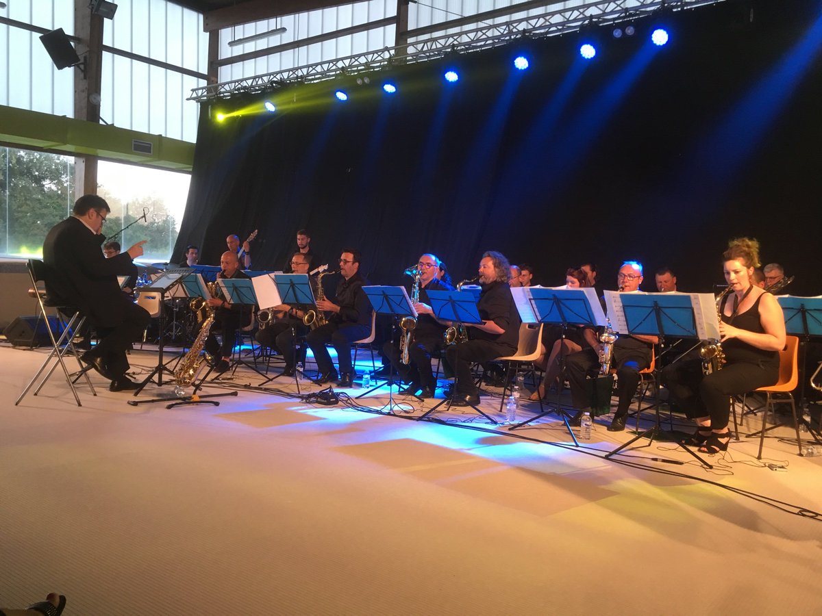 guy_leblond's tweet photo. Concert ds un bassin de la piscine de Beautor une première mondiale 😎😎🙌👍 https://t.co/1TkRr7LQLy