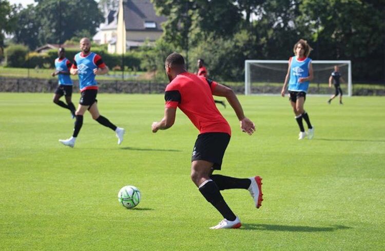 jmcbzh's tweet photo. Cette semaine c’est l’heure de la rentrée pour le 🦁 @mphaeton9 avec @EAGuingamp #groupepro #stage @Villededinard #amical vs @HAC_Foot @DominosLigue2 @adidasfootball @AdiBod #nopainnogain 👊🏻 @woelflinger https://t.co/8y5LWBDtr6