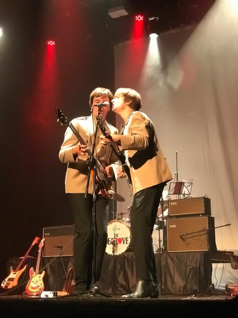 MadridconM's tweet photo. #Showbeat “UNA NOCHE CON LOS BEATLES” en el #TeatroFígaro @clubsmedia wow!!! https://t.co/oDjOcfFyNH